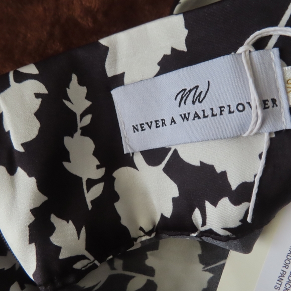Never A Wallflower Women's shadow floral blk/white Flare Pants Size XS NWT $264 - Picture 5 of 6